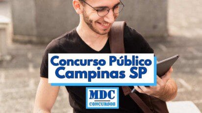 Homem jovem de barba curta e óculos está sentado ao ar livre, sorrindo enquanto olha para um tablet que segura com a mão direita; ele veste camiseta preta e carrega uma bolsa marrom a tiracolo; sobre a imagem há uma faixa branca com borda azul exibindo o texto “Concurso Público Campinas SP” em letras grandes e, abaixo, o logotipo “MDC Concursos”