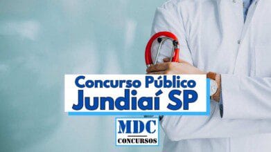 Imagem com fundo azul desfocado mostrando um profissional de saúde vestindo jaleco branco e segurando um estetoscópio vermelho com os braços cruzados, sugerindo uma área médica. Sobre a imagem há um destaque em texto grande com as palavras "Concurso Público Jundiaí SP" em azul, indicando um concurso público na cidade de Jundiaí, São Paulo. Na parte inferior está o logotipo da MDC Concursos