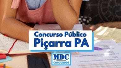 Imagem de uma pessoa estudando, com livros, cadernos e papéis espalhados sobre uma mesa, focada na preparação para um concurso público. A pessoa veste uma camiseta azul e um macacão rosa. No centro da imagem há um destaque com a frase "Concurso Público Piçarra PA" escrita em letras grandes azuis, acompanhada do logotipo da MDC Concursos na parte inferior