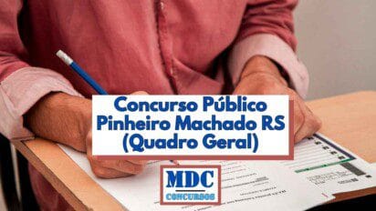 Homem sentado em carteira escolar preenche folha de respostas de concurso com lápis azul enquanto segura prancheta de madeira; veste camisa social rosa com mangas dobradas revelando punhos claros e ligeiramente amarrotados. Em primeiro plano, sobreposição gráfica central apresenta faixa branca com borda marrom trazendo, em letras azuis grandes, o título “Concurso Público Pinheiro Machado RS (Quadro Geral)”. Logo abaixo, pequeno retângulo inclui logotipo “MDC Concursos” em moldura marrom, fundo branco e letras azuis turquesa, sugerindo divulgação de edital de vagas e salários públicos em município gaúcho