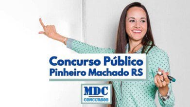 Mulher jovem de cabelos castanhos lisos, sorridente, vestindo camisa verde-clara estampada com pequenos losangos, segura um marcador na mão direita e aponta com o braço esquerdo estendido para a lateral; ao centro da composição aparece uma faixa branca com a frase “Concurso Público Pinheiro Machado RS” em letras azuis, enquanto na parte inferior há um logotipo retangular com moldura verde exibindo as iniciais “MDC” em azul e a palavra “Concursos” abaixo, sobre fundo branco, sugerindo divulgação de seleção para professores no município gaúcho