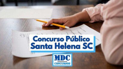 Imagem de uma pessoa de camisa rosa segurando um lápis amarelo sobre uma folha de prova apoiada em uma mesa de madeira escura, representando um momento de realização de exame, com destaque para um banner central que contém o texto Concurso Público Santa Helena SC em letras azuis, acompanhado do logotipo da MDC Concursos logo abaixo