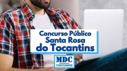 Homem com camisa xadrez vermelha, azul e branca utilizando um notebook em um ambiente interno, com destaque para uma faixa no centro da imagem contendo o texto Concurso Público Santa Rosa do Tocantins e o logotipo do MDC Concursos abaixo, em azul, com fundo branco e azul claro, sugerindo foco em estudo ou inscrições para concurso público municipal