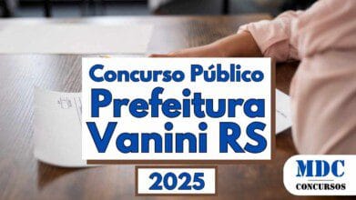Imagem com destaque central para o texto "Concurso Público Prefeitura Vanini RS 2025" em letras azuis e marrons sobre fundo branco, com o logotipo "MDC Concursos" no canto inferior direito. Ao fundo, desfocado, vê-se uma pessoa com camisa rosa preenchendo uma prova ou formulário sobre uma mesa de madeira escura, ao lado de folhas impressas com layout semelhante ao de provas objetivas