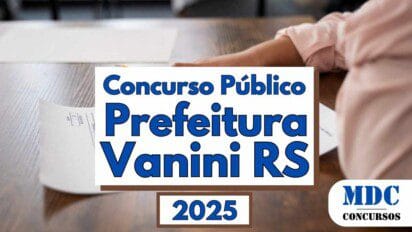 Imagem com destaque central para o texto "Concurso Público Prefeitura Vanini RS 2025" em letras azuis e marrons sobre fundo branco, com o logotipo "MDC Concursos" no canto inferior direito. Ao fundo, desfocado, vê-se uma pessoa com camisa rosa preenchendo uma prova ou formulário sobre uma mesa de madeira escura, ao lado de folhas impressas com layout semelhante ao de provas objetivas
