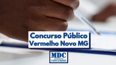 Mão segurando caneta esferográfica transparente enquanto escreve sobre superfície branca com documentos fora de foco ao fundo faixa branca centralizada traz em destaque texto em letras azuis Concurso Público Vermelho Novo MG acompanhado de pequeno logotipo azul com sigla MDC Concursos enquadramento enfatiza o momento de preenchimento de formulário de inscrição sugerindo concentração responsabilidade e oportunidade profissional associadas a concurso público municipal em Minas Gerais