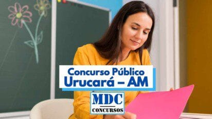 Imagem colorida de uma mulher com cabelos castanhos, usando blusa amarela, sentada em uma sala de aula, segurando uma pasta rosa. Ao fundo, há um quadro verde com desenhos de flores e uma parede azul. Em destaque no centro da imagem, há um banner com os dizeres “Concurso Público Urucará – AM” e a logomarca “MDC Concursos” logo abaixo. A cena transmite um ambiente educacional acolhedor e informativo.