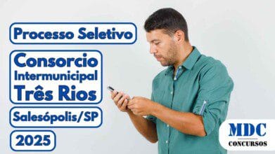 Processos Seletivos 6 Homem de camisa verde com as mangas dobradas segura e olha atentamente para um celular em suas mãos, ao lado esquerdo da imagem há textos em destaque com molduras azuis informando sobre um processo seletivo do Consórcio Intermunicipal Três Rios, localizado em Salesópolis, São Paulo, com previsão para o ano de 2025, no canto inferior direito está o logotipo da MDC Concursos