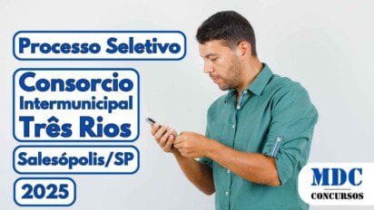 Homem de camisa verde com as mangas dobradas segura e olha atentamente para um celular em suas mãos, ao lado esquerdo da imagem há textos em destaque com molduras azuis informando sobre um processo seletivo do Consórcio Intermunicipal Três Rios, localizado em Salesópolis, São Paulo, com previsão para o ano de 2025, no canto inferior direito está o logotipo da MDC Concursos