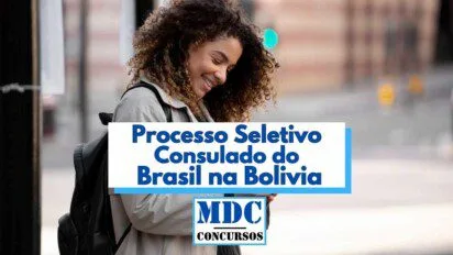 Mulher jovem de cabelos cacheados e expressão sorridente aparece usando mochila e casaco claro enquanto interage com o celular na rua, ao ar livre. Ao centro da imagem há uma faixa com o texto “Processo Seletivo Consulado do Brasil na Bolívia” em letras azuis e, logo abaixo, o logotipo “MDC Concursos”. A imagem transmite sensação de otimismo com a oportunidade divulgada.