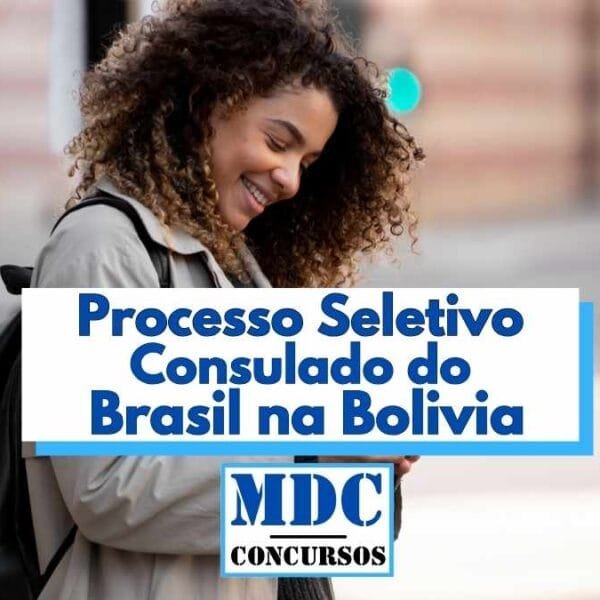 Mulher jovem de cabelos cacheados e expressão sorridente aparece usando mochila e casaco claro enquanto interage com o celular na rua, ao ar livre. Ao centro da imagem há uma faixa com o texto “Processo Seletivo Consulado do Brasil na Bolívia” em letras azuis e, logo abaixo, o logotipo “MDC Concursos”. A imagem transmite sensação de otimismo com a oportunidade divulgada.