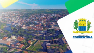 Vista aérea da cidade de Correntina, Bahia, com rio, área urbana e o brasão da Prefeitura de Correntina destacado à direita em layout institucional. Foto: Divulgação/Prefeitura de Correntina-BA