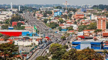 Vista aérea de Cotia, São Paulo, com prédios, casas, áreas comerciais e rodovia movimentada ao centro. Foto: Divulgação/Prefeitura de Cotia-SP