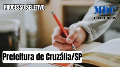 Imagem de divulgação de processo seletivo da Prefeitura de Cruzália/SP, com mão segurando caneta sobre caderno e texto “Processo Seletivo” e “MDC Concursos” na arte. Foto: Montagem MDC Concursos/fotografierende/Unsplash
