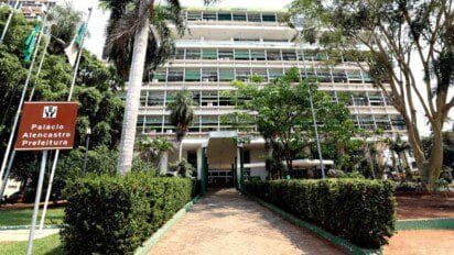 Fachada do Palácio Alencastro, sede da Prefeitura de Cuiabá, com jardim e placas de identificação na entrada. Foto: Divulgação/Prefeitura de Cuiabá-MT