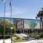 Curitiba abre seleção com 300 vagas de R$ 4.526,88 p/ Professor