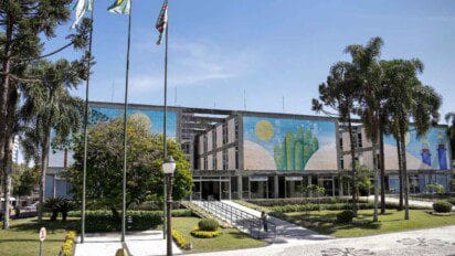 Curitiba abre seleção com 300 vagas de R$ 4.526,88 p/ Professor