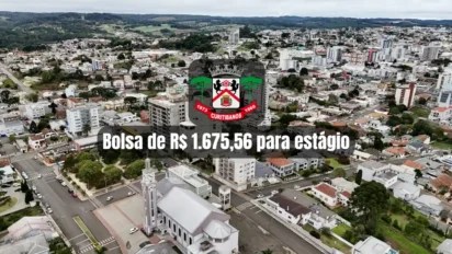 Vista aérea da cidade de Curitibanos com o brasão do município e o texto Bolsa de R$ 1.675,56 para estágio em destaque no centro