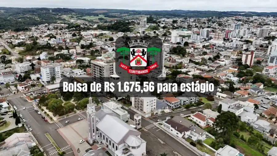 Vista aérea da cidade de Curitibanos com o brasão do município e o texto Bolsa de R$ 1.675,56 para estágio em destaque no centro