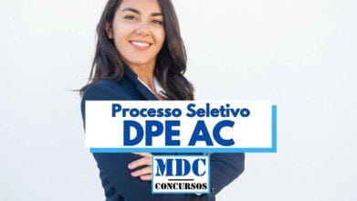 Mulher jovem de cabelos longos e escuros, vestindo blazer azul escuro e camisa branca, está sorrindo com os braços cruzados em frente a um fundo branco. No centro da imagem, há uma faixa com os dizeres "Processo Seletivo DPE AC" em letras azuis, e abaixo, o logotipo "MDC Concursos". A imagem transmite profissionalismo e está relacionada a um processo seletivo da Defensoria Pública do Estado do Acre.
