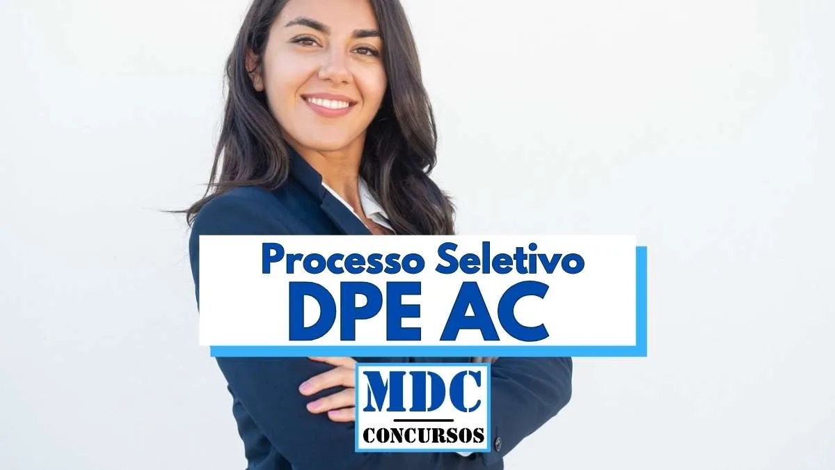 DPE AC abre Processo Seletivo com salário de R$ 4,6 mil 1 Mulher jovem de cabelos longos e escuros, vestindo blazer azul escuro e camisa branca, está sorrindo com os braços cruzados em frente a um fundo branco. No centro da imagem, há uma faixa com os dizeres "Processo Seletivo DPE AC" em letras azuis, e abaixo, o logotipo "MDC Concursos". A imagem transmite profissionalismo e está relacionada a um processo seletivo da Defensoria Pública do Estado do Acre.