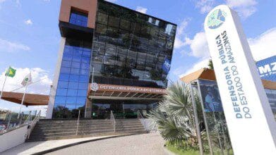 Processos Seletivos 3 Fachada moderna da sede da Defensoria Pública do Estado do Amazonas com letreiro e totem institucional.