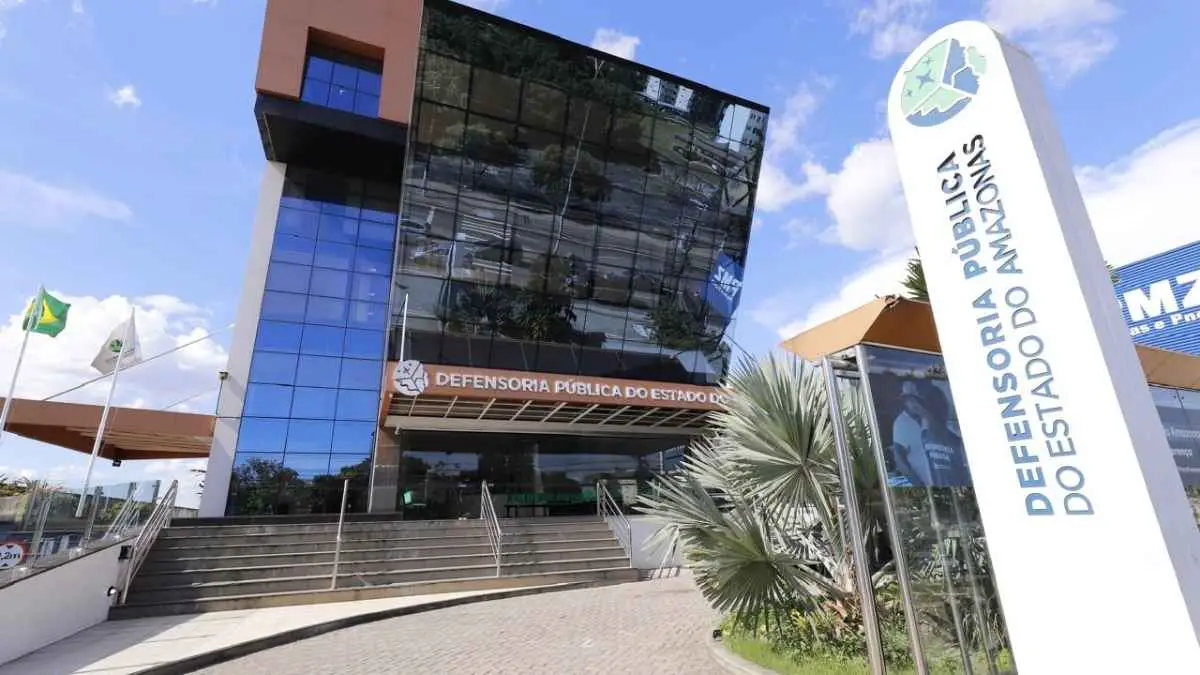 Fachada moderna da sede da Defensoria Pública do Estado do Amazonas com letreiro e totem institucional.