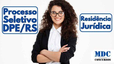 Mulher jovem de cabelos cacheados e escuros, usando óculos, camisa branca e blazer preto, sorrindo com os braços cruzados sobre o peito, em fundo branco - DPE RS abre inscrições para Residência Jurídica