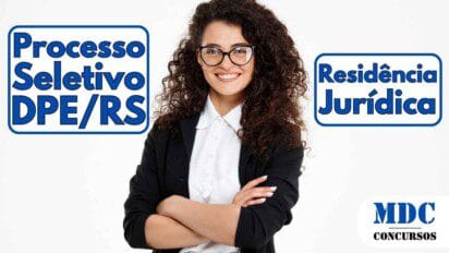 Mulher jovem de cabelos cacheados e escuros, usando óculos, camisa branca e blazer preto, sorrindo com os braços cruzados sobre o peito, em fundo branco - DPE RS abre inscrições para Residência Jurídica