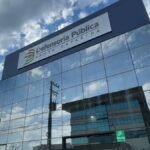 Fachada envidraçada de prédio da Defensoria Pública de Santa Catarina com logotipo da instituição no topo. Foto: Divulgação/DPE-SC