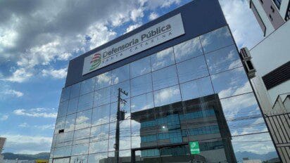 Fachada envidraçada de prédio da Defensoria Pública de Santa Catarina com logotipo da instituição no topo. Foto: Divulgação/DPE-SC