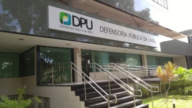 Fachada de uma unidade da Defensoria Pública da União (DPU) com letreiro de identificação e rampa de acessibilidade.