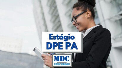 Imagem de uma jovem mulher negra sorridente vestida com roupa social e segurando um tablet em ambiente urbano com edifício moderno ao fundo ao lado do texto “Estágio DPE PA” em letras azuis e “MDC Concursos” abaixo destacando a oferta de vagas de estágio da Defensoria Pública do Pará - DPE PA voltada para estudantes de Direito