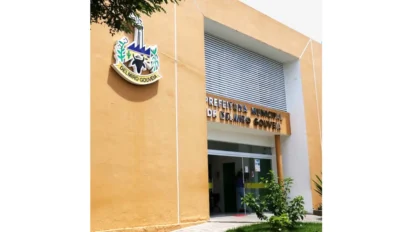 Fachada da Prefeitura Municipal de Delmiro Gouveia com parede amarela, brasão do município na lateral, entrada principal com portas de vidro e identificação institucional acima. Foto: Divulgação/Prefeitura de Delmiro Gouveia-AL