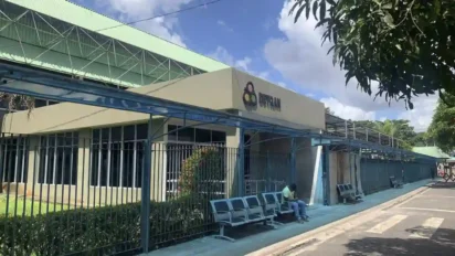 Fachada do prédio do Detran-PA com cadeiras na área externa e pessoa sentada sob cobertura metálica. Foto: Divulgação/Detran-PA