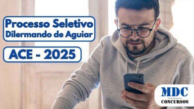 Processos Seletivos 6 Homem de óculos e moletom cinza usa o celular enquanto olha atentamente para a tela, ao lado de uma arte com os dizeres Processo Seletivo Dilermando de Aguiar ACE - 2025 em destaque na cor azul, com logotipo do site MDC Concursos no canto inferior direito da imagem, indicando divulgação de vaga pública no município gaúcho
