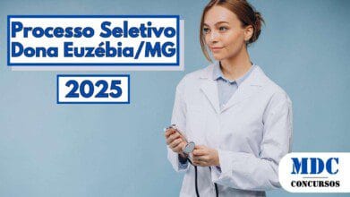 Processos Seletivos 3 Imagem de divulgação do Processo Seletivo Dona Euzébia/MG 2025 com fundo azul claro, apresentando uma profissional da saúde usando jaleco branco e segurando um estetoscópio, ao lado esquerdo estão os dizeres “Processo Seletivo Dona Euzébia/MG 2025” em letras azuis dentro de caixas com bordas azuis, no canto inferior direito está o logotipo com os dizeres MDC Concursos em azul