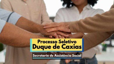 Processos Seletivos 7 A imagem mostra quatro pessoas unindo as mãos em um gesto de colaboração e união, simbolizando trabalho em equipe. Sobreposta à imagem, há uma faixa com os dizeres "Processo Seletivo Duque de Caxias" em destaque, seguida por "Secretaria de Assistência Social". A imagem remete à divulgação de uma seleção pública da prefeitura, transmitindo mensagem de acolhimento, inclusão e cooperação comunitária.
