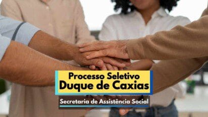 A imagem mostra quatro pessoas unindo as mãos em um gesto de colaboração e união, simbolizando trabalho em equipe. Sobreposta à imagem, há uma faixa com os dizeres "Processo Seletivo Duque de Caxias" em destaque, seguida por "Secretaria de Assistência Social". A imagem remete à divulgação de uma seleção pública da prefeitura, transmitindo mensagem de acolhimento, inclusão e cooperação comunitária.