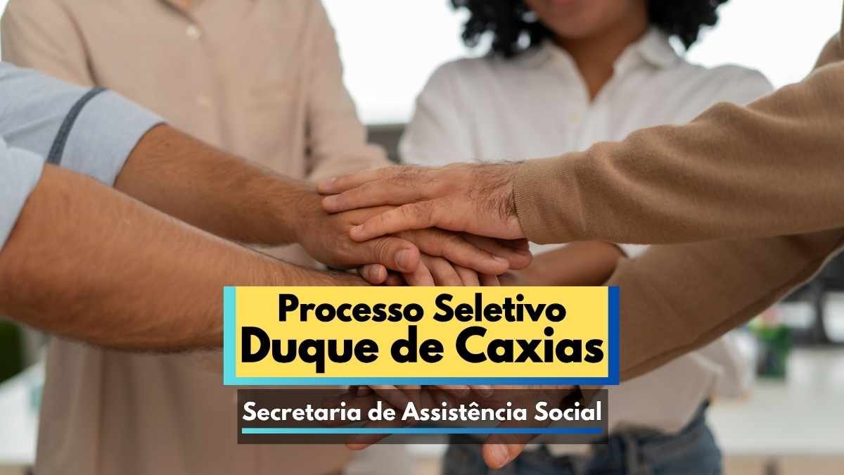 Duque de Caxias abre seleção com 592 vagas de até R$ 4,1 mil 1 A imagem mostra quatro pessoas unindo as mãos em um gesto de colaboração e união, simbolizando trabalho em equipe. Sobreposta à imagem, há uma faixa com os dizeres "Processo Seletivo Duque de Caxias" em destaque, seguida por "Secretaria de Assistência Social". A imagem remete à divulgação de uma seleção pública da prefeitura, transmitindo mensagem de acolhimento, inclusão e cooperação comunitária.
