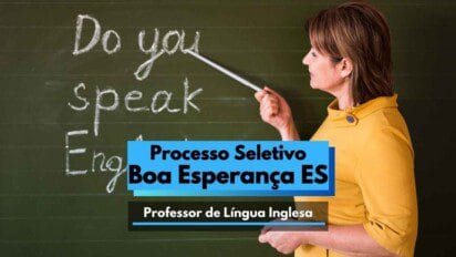 Professora com blazer amarelo aponta para um quadro negro onde está escrito “Do you speak English?” com giz branco. Em destaque na imagem, há uma faixa azul com os dizeres “Processo Seletivo Boa Esperança ES” e abaixo, em uma faixa preta, o texto “Professor de Língua Inglesa”. A imagem representa o anúncio de uma seleção pública para professores de inglês no Espírito Santo.