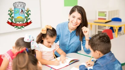 Professora sorrindo acompanha crianças em sala de aula durante atividade de escrita, com brasão de Hugo Napoleão/PI ao fundo em ambiente escolar. Foto: tonodiaz/Freepik