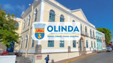 Fachada de um casarão histórico de cor amarela com janelas azuis, onde se vê o logotipo da Prefeitura de Olinda centralizado sobre a imagem. Foto: Divulgação/Prefeitura de Olinda-PE