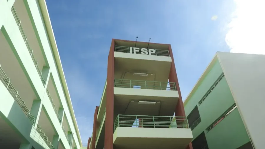 Vista de baixo para cima do bloco principal do campus do IFSP com a sigla da instituição em destaque na fachada, referência à especialização EaD gratuita IFSP em Educação Profissional e Tecnológica