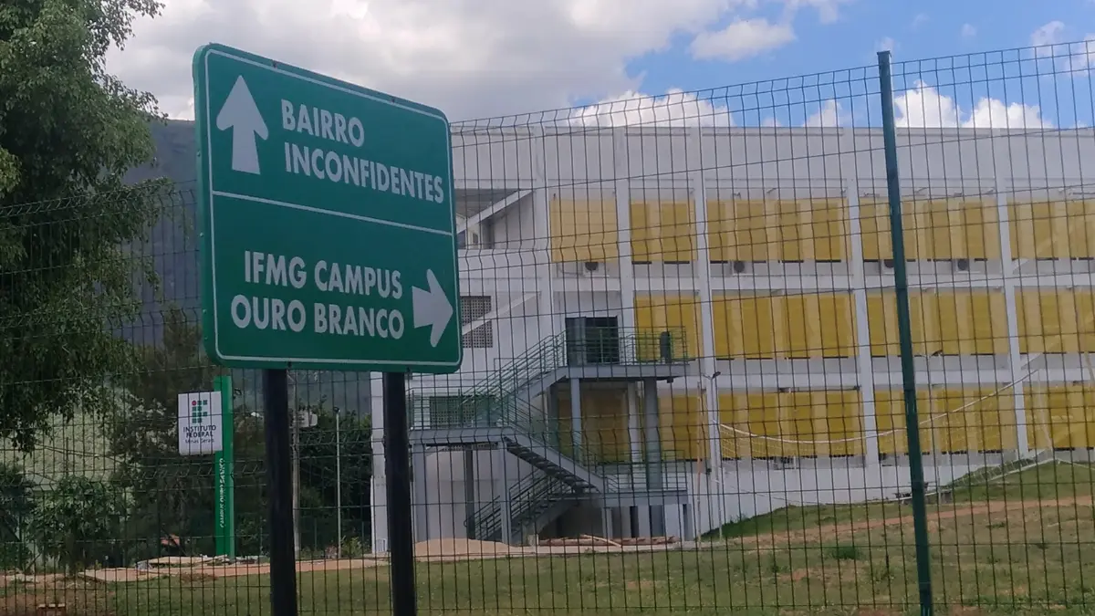 Placa indicando o IFMG Campus Ouro Branco, onde há uma especialização gratuita em Gestão de Negócios aberta para inscrições