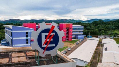 Vista do campus da UNIFEI com prédio colorido ao fundo e logotipo da universidade em destaque. Foto: Divulgação/UNIFEI