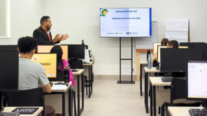 Especialização gratuita em sala de aula presencial com alunos e professor em treinamento