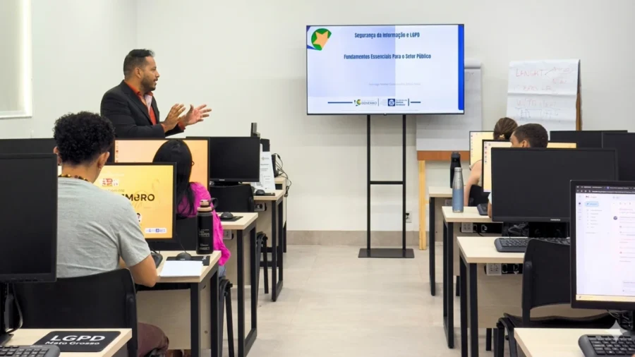 Especialização gratuita em sala de aula presencial com alunos e professor em treinamento