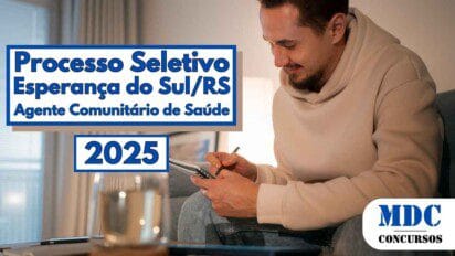 Homem sentado em um sofá sorrindo enquanto escreve em um caderno, com uma caneta na mão e uma mesa de centro à frente com um copo e um tablet ou celular. À esquerda da imagem, há um texto informando sobre o Processo Seletivo de 2025 para Agente Comunitário de Saúde em Esperança do Sul, Rio Grande do Sul, divulgado pela MDC Concursos