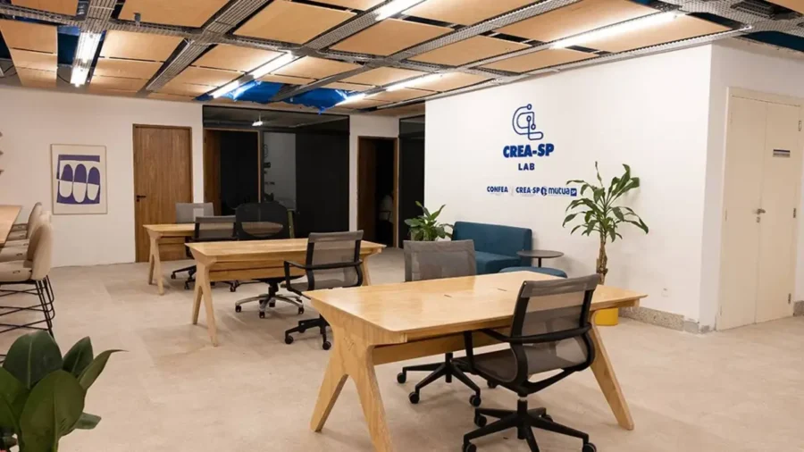 Sala do CREA-SP Lab com mesas de madeira e logo na parede, vaga de estágio CREA SP